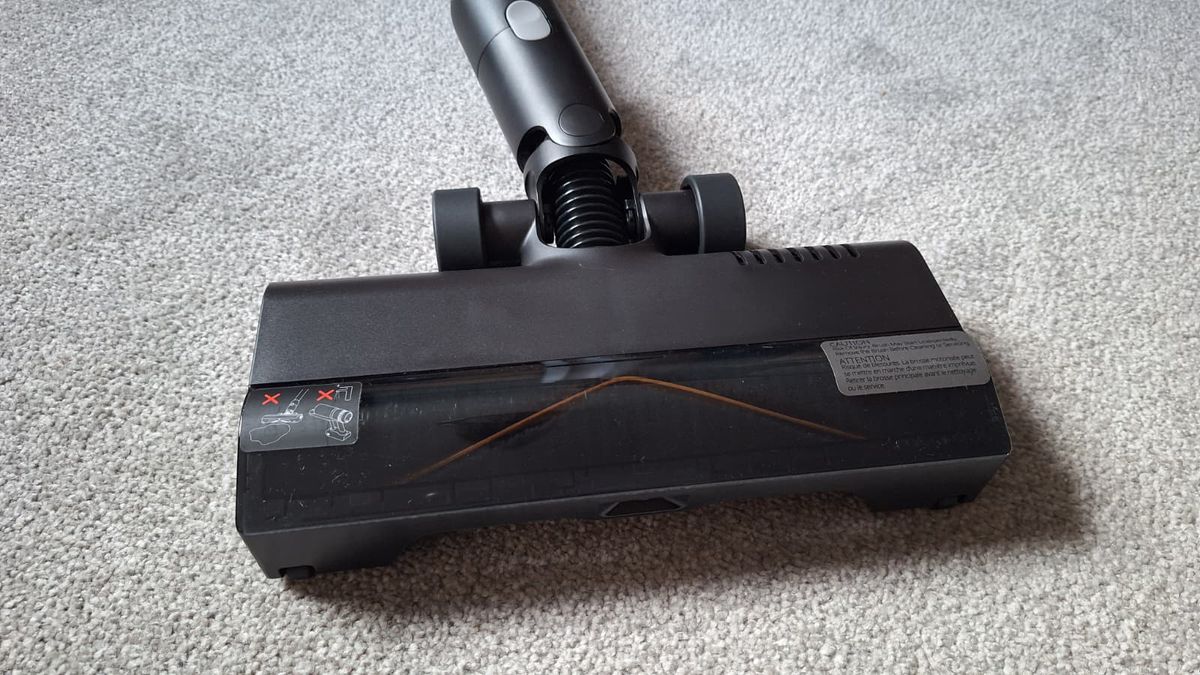 Close-up of main floorhead for Roborock H60 Hub Ultra vacuum