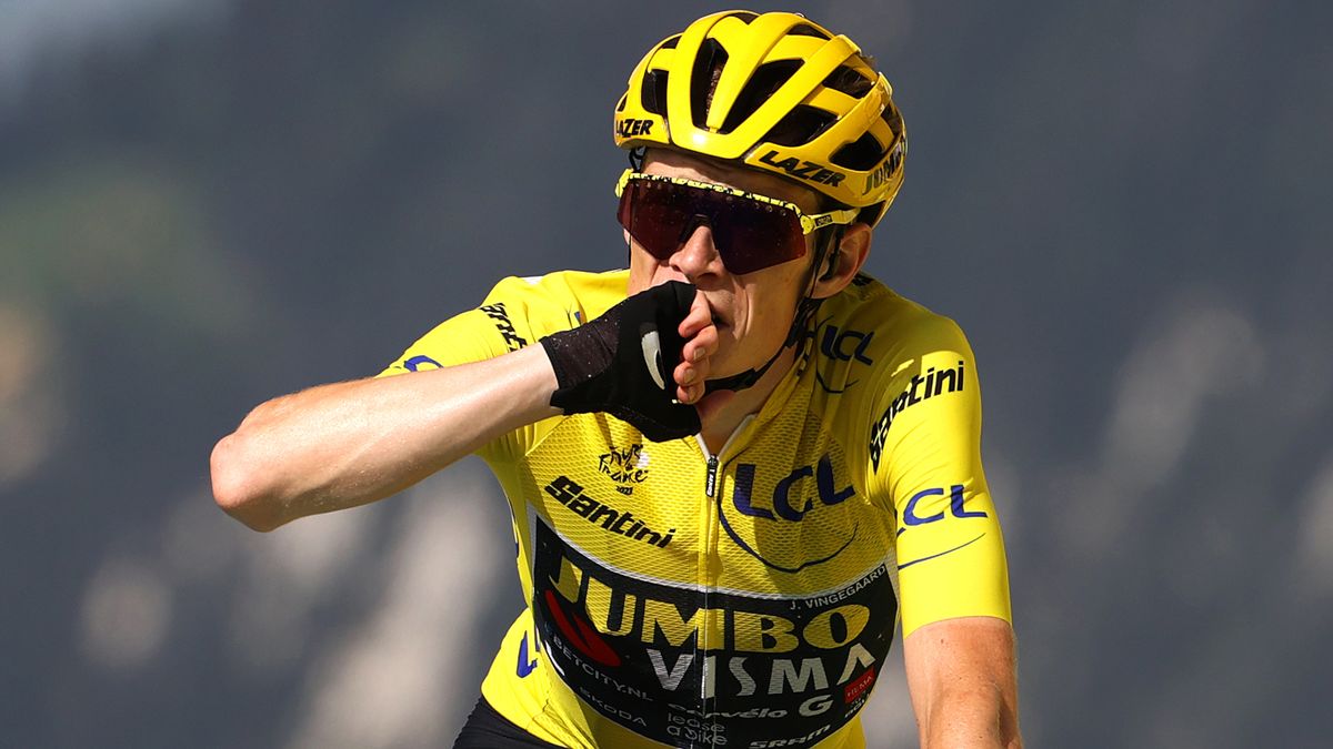 Jonas Vingegaard celebrating his yellow jersey ahead of the final stage of the Tour de France live stream