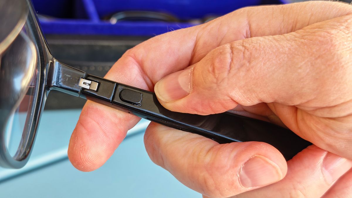 The power switch on the inside of Vonder Intelligent Eyewear's right temple