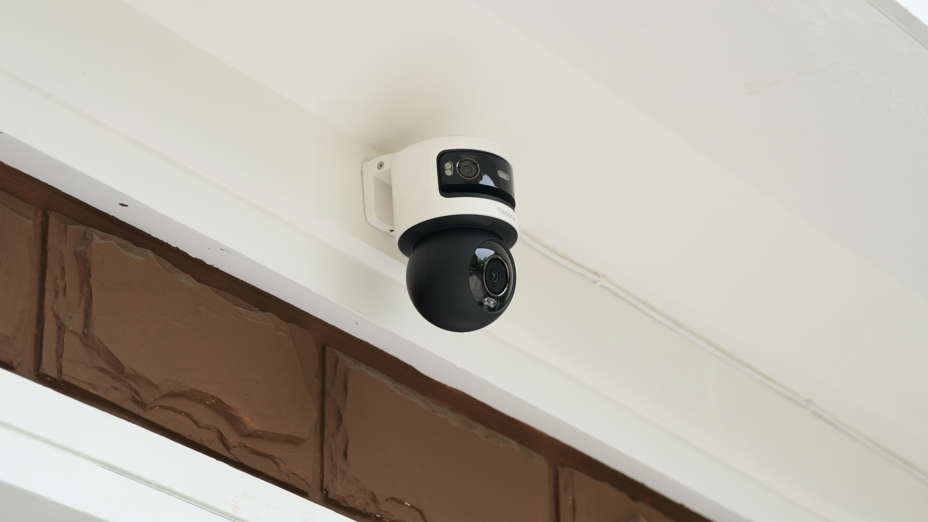 Photograph of Reolink OMVI 3i PoE security camera