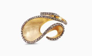 Gold Wedding Ring with multiple curves and gold brushes, the diamonds on the exterior.