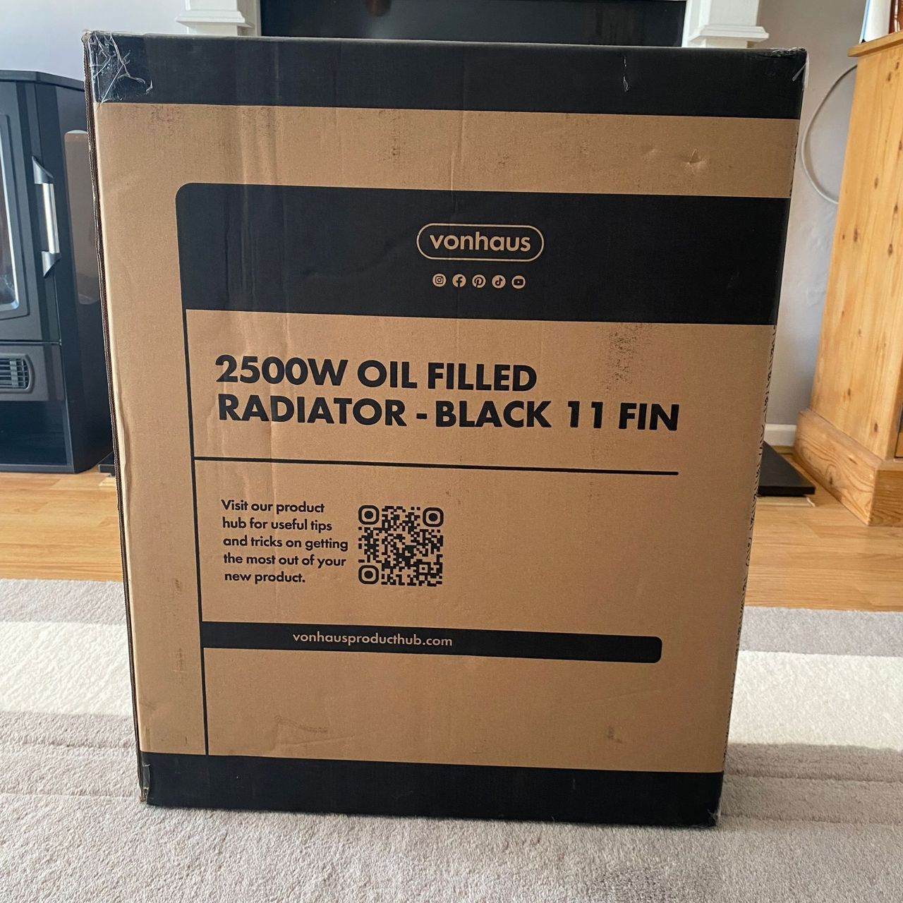 Outer packaging of the Vonhaus 2500W 11 fin oil-filled radiator