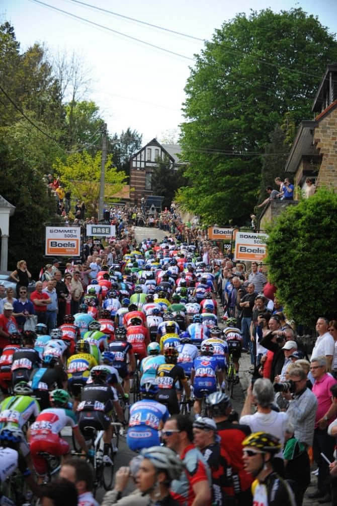 The peloton at the foot of the Mur