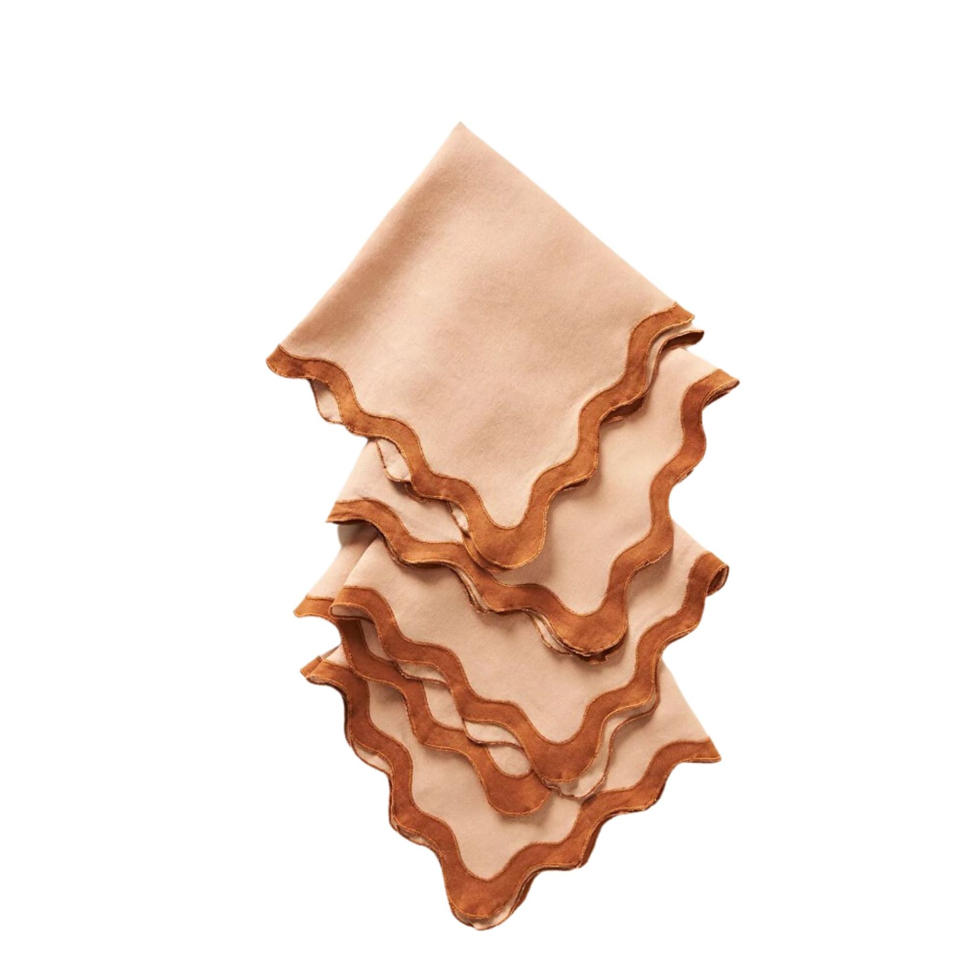 Empat serbet berwarna persik dengan tepi bergigi