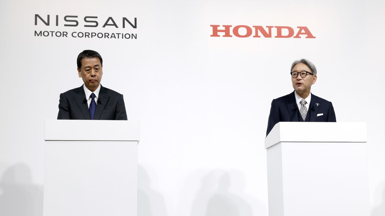 Makoto Uchida, chief executive officer of Nissan Motor Co., left, Toshihiro Mibe, chief executive officer of Honda Motor Co., attend a news conference in Tokyo, Japan, on Monday, Dec. 23, 2024. Honda and Nissan took their first historic steps toward merging and creating a new force in the world&#039;s automotive industry.