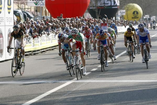 Giovanni Visconti (Farnese Vini-Neri Sottoli) hits the line first