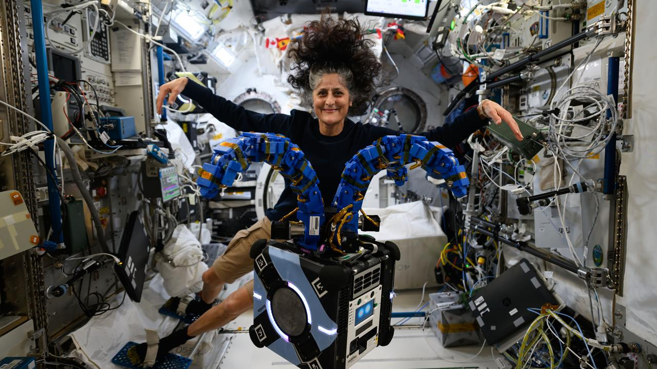 NASA astronaut Suni Williams poses with adorable tentacle-armed Astrobee robot on ISS (photo)