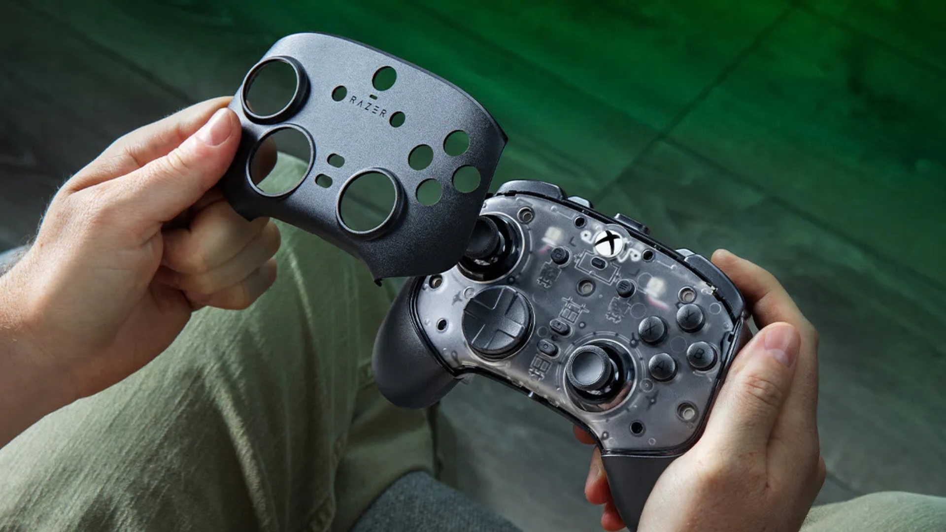 The magnetic faceplate of the razer wolverine v4 pro