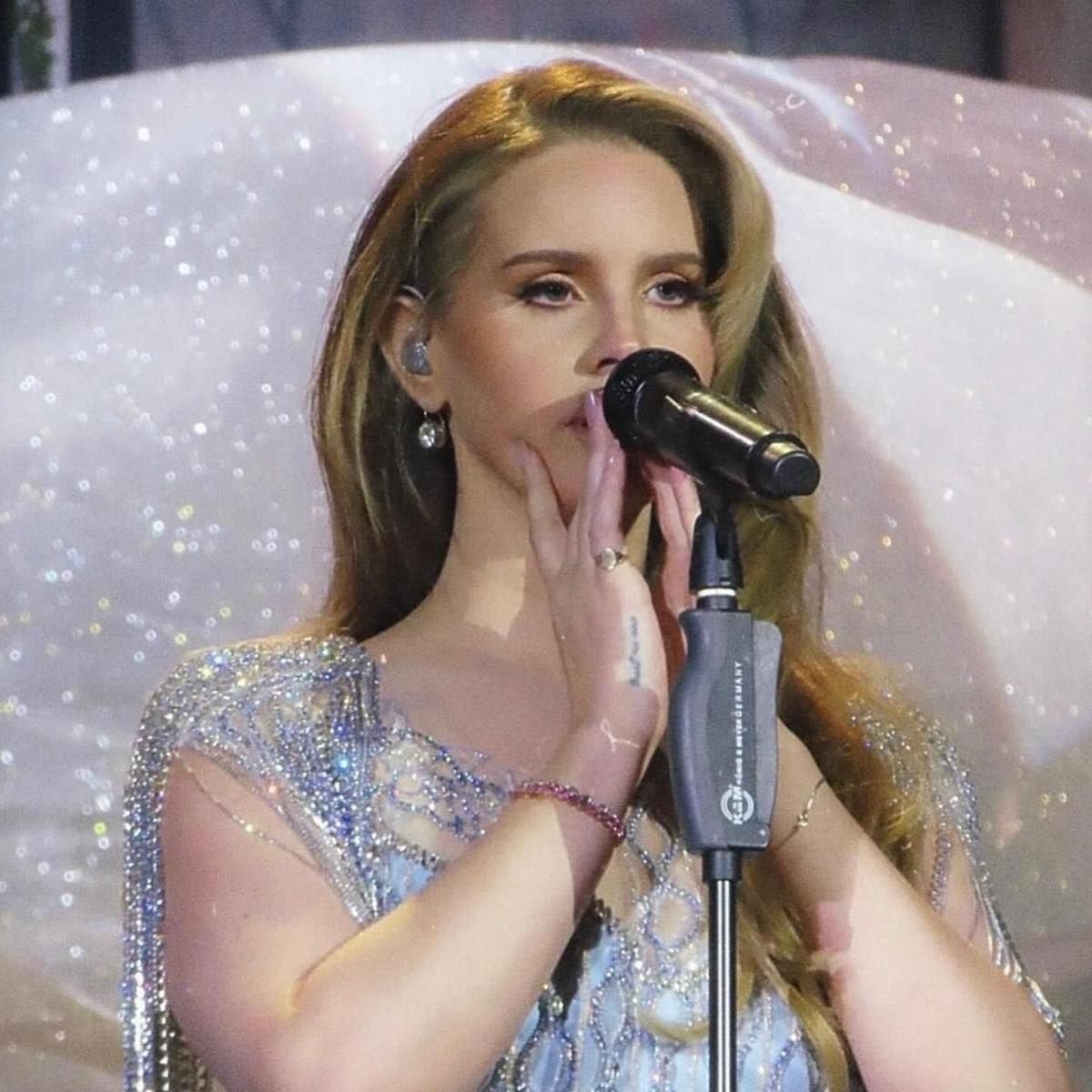 Lana Del Rey Has Secretly Been Wearing *This* Highlighter