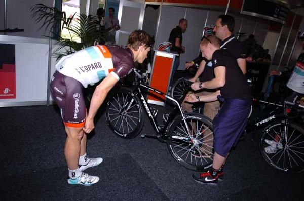 Linus Gerdemann (RadioShack Nissan) check over his new Trek bike