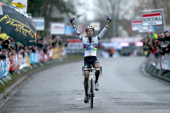 Niels Albert held a large advantage by the finish line