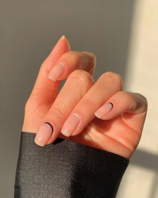 @raelondonnails umgekehrtes French-Tip-Nageldesign