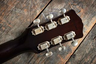 Looking like period-accurate relics these Kluson-style tuners are also produced by Faber with vintage-style 50s round metal buttons and an aged nickel finish like the other hardware.