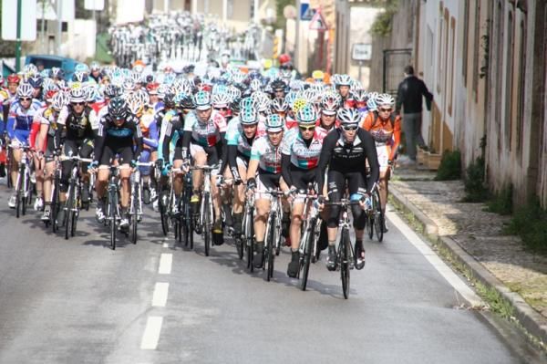 The peloton before the Picota climb, the final ascent of stage 1.
