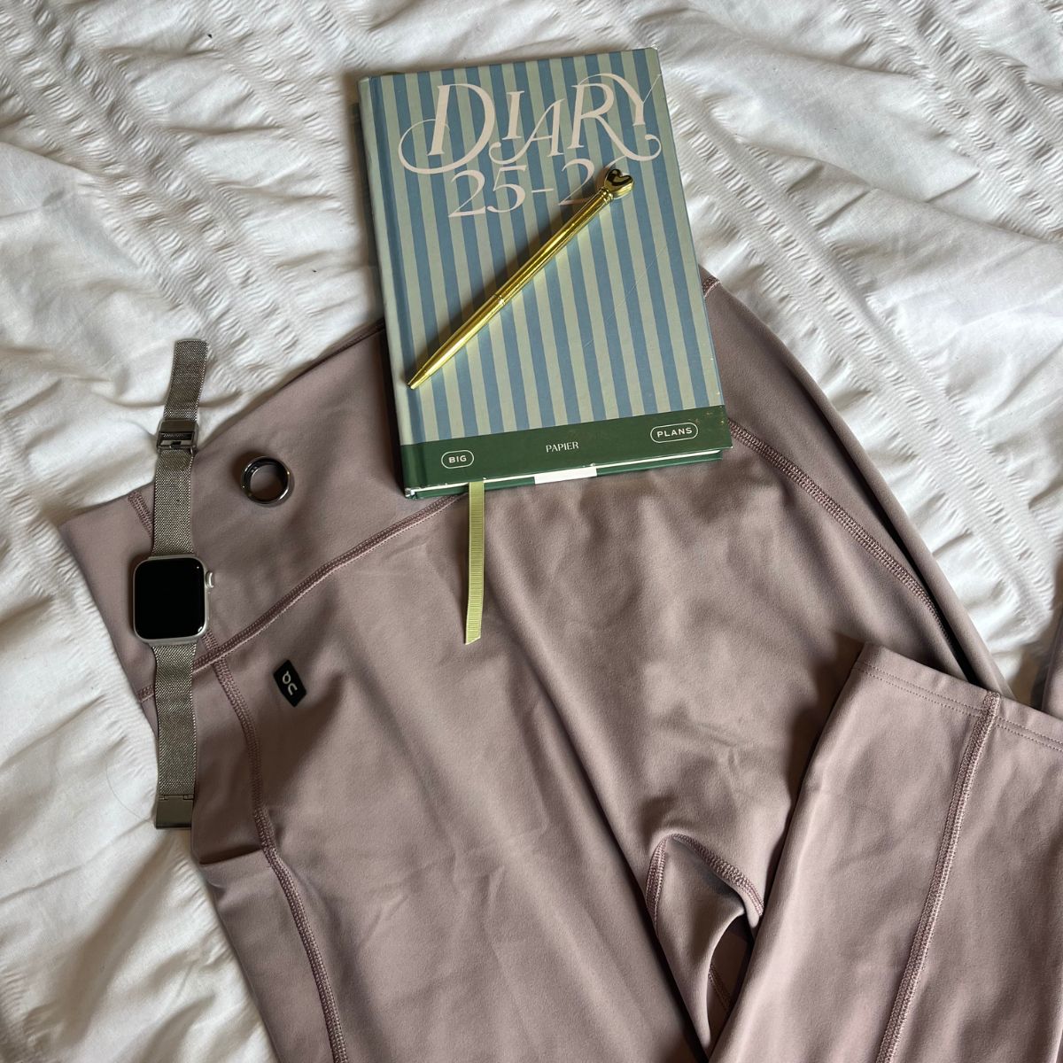 flat lay of On studio leggings in Heron