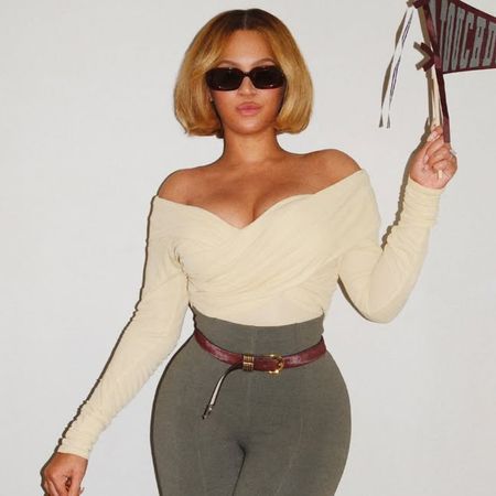 Beyonc&eacute; kept a low profile at the Super Bowl in the stirrup leggings trend, a snakeskin trench, and a matching kiss lock bag