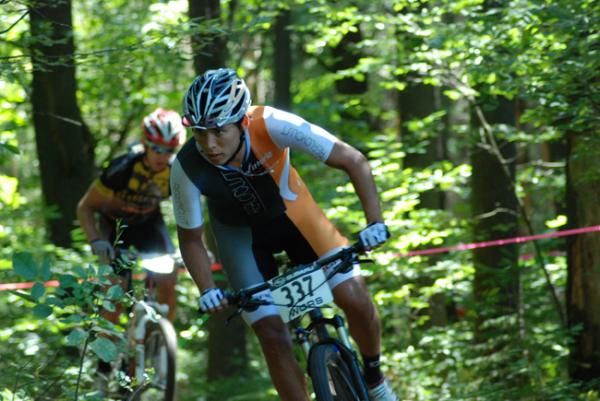 Cole House (RealCycling.com) leads Brian Matter (Gear Grinder / Trek) through the singletrack at the WORS Reforestation Ramble.