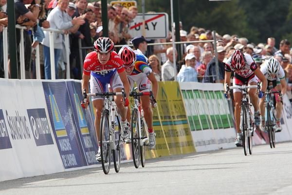 Marianne Vos (DSB Bank) leads the sprint, Emma Johansson (Red Sun Cycling) is on her wheel, with Grace Verbeke (Lotto Belisol) and Ruth Corset (Australia) following.