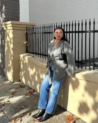  @marina_torres wears a grey cardigan with jeans and boots