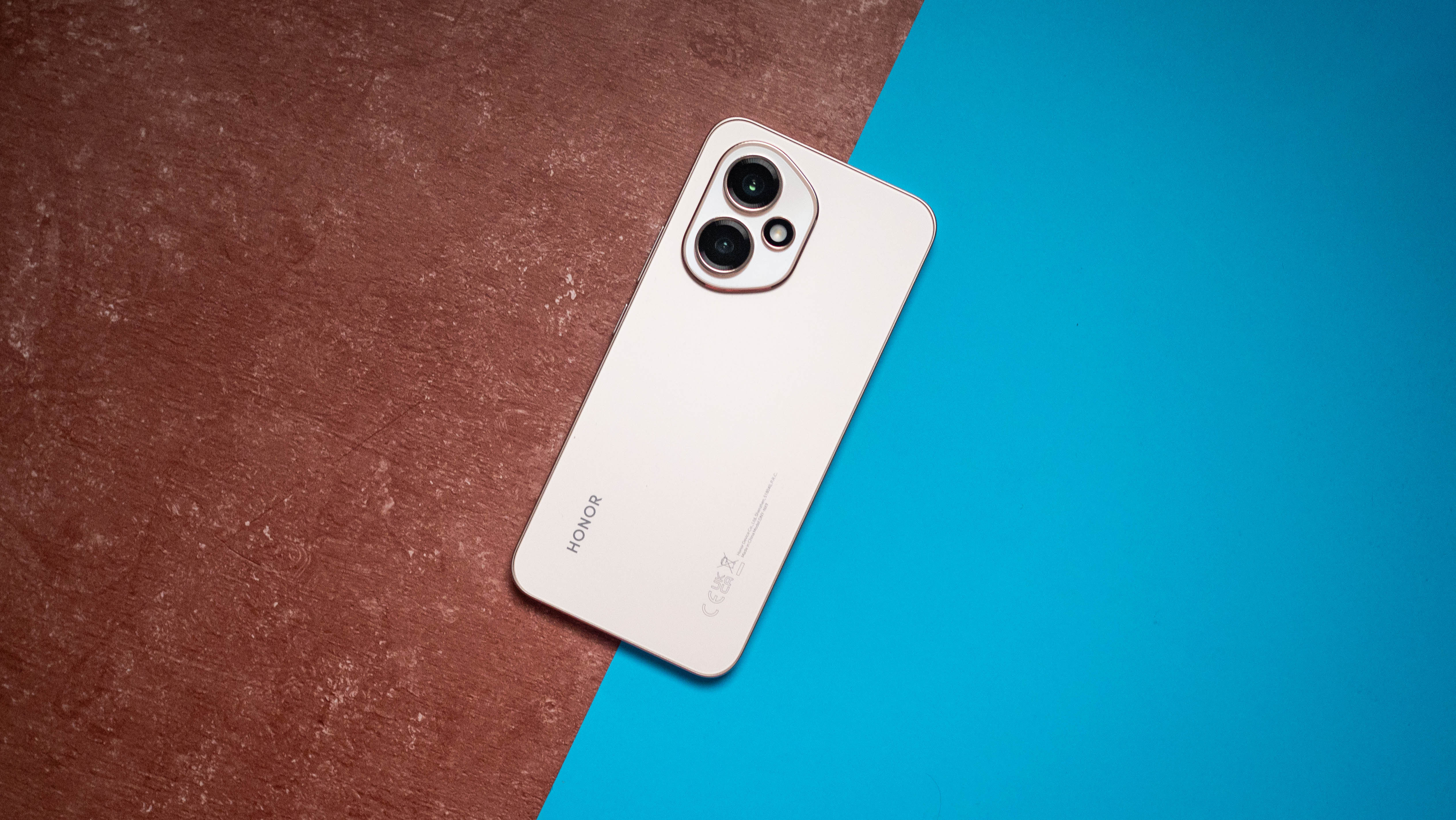 Honor 400 back view against blue and red background