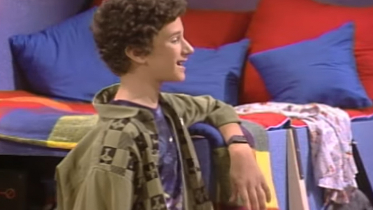 Dustin Diamond as Screech looking to the left on Saved By The Bell