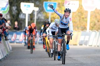 Elite Women - Worst wins sprint after eight-rider battle