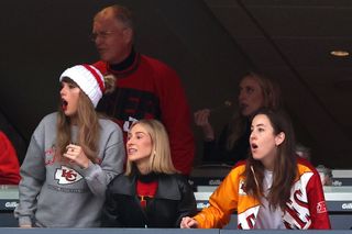 Taylor Swift, Scott Kingsley Swift, Ashley Avignone, Brittany Mahomes, and Alana Haim cheer while watching the Kansas City Chiefs play the New England Patriots