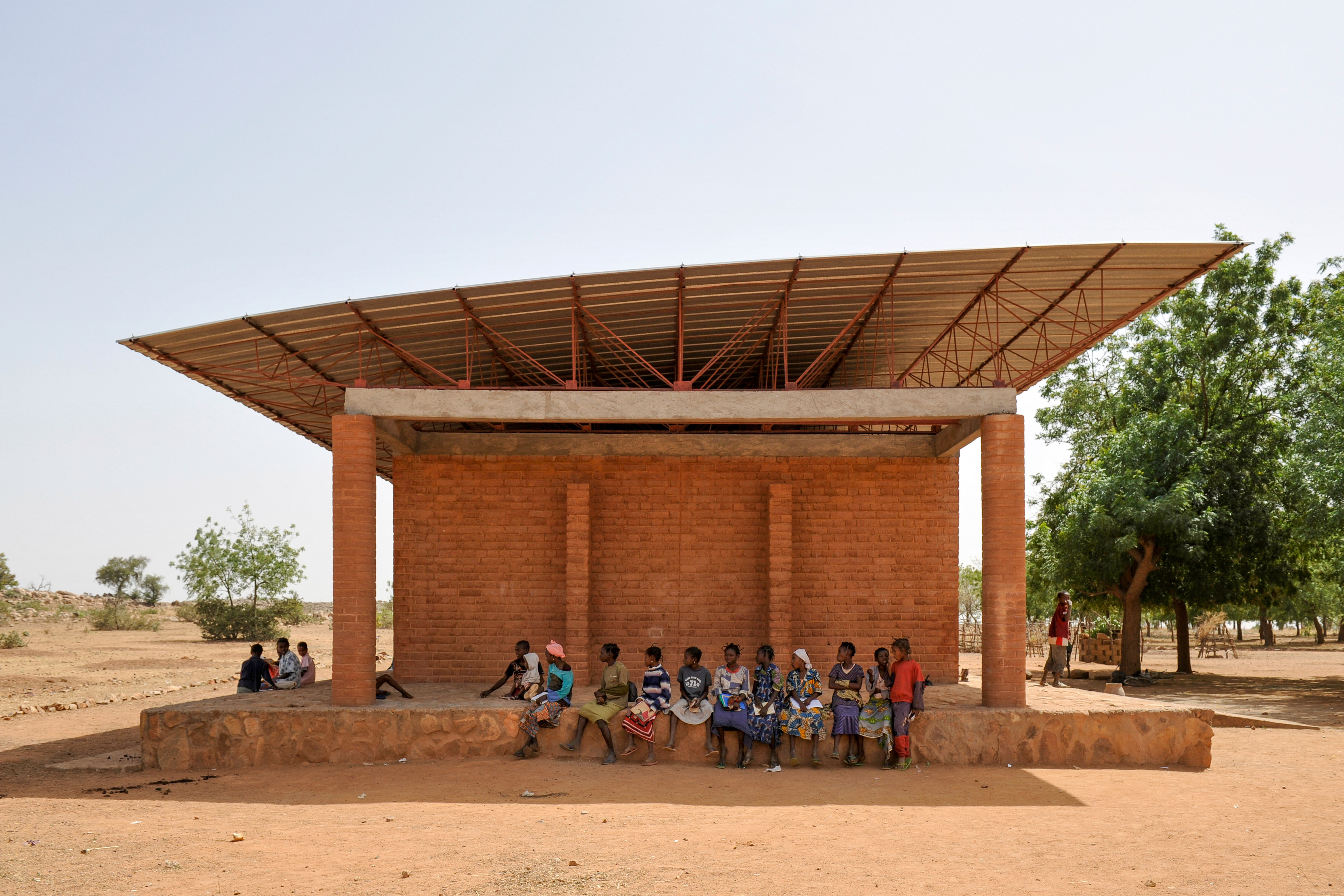 The platform of Gando&amp;rsquo;s Primary Schoolbecomes a seating element where children chat inthe shade.