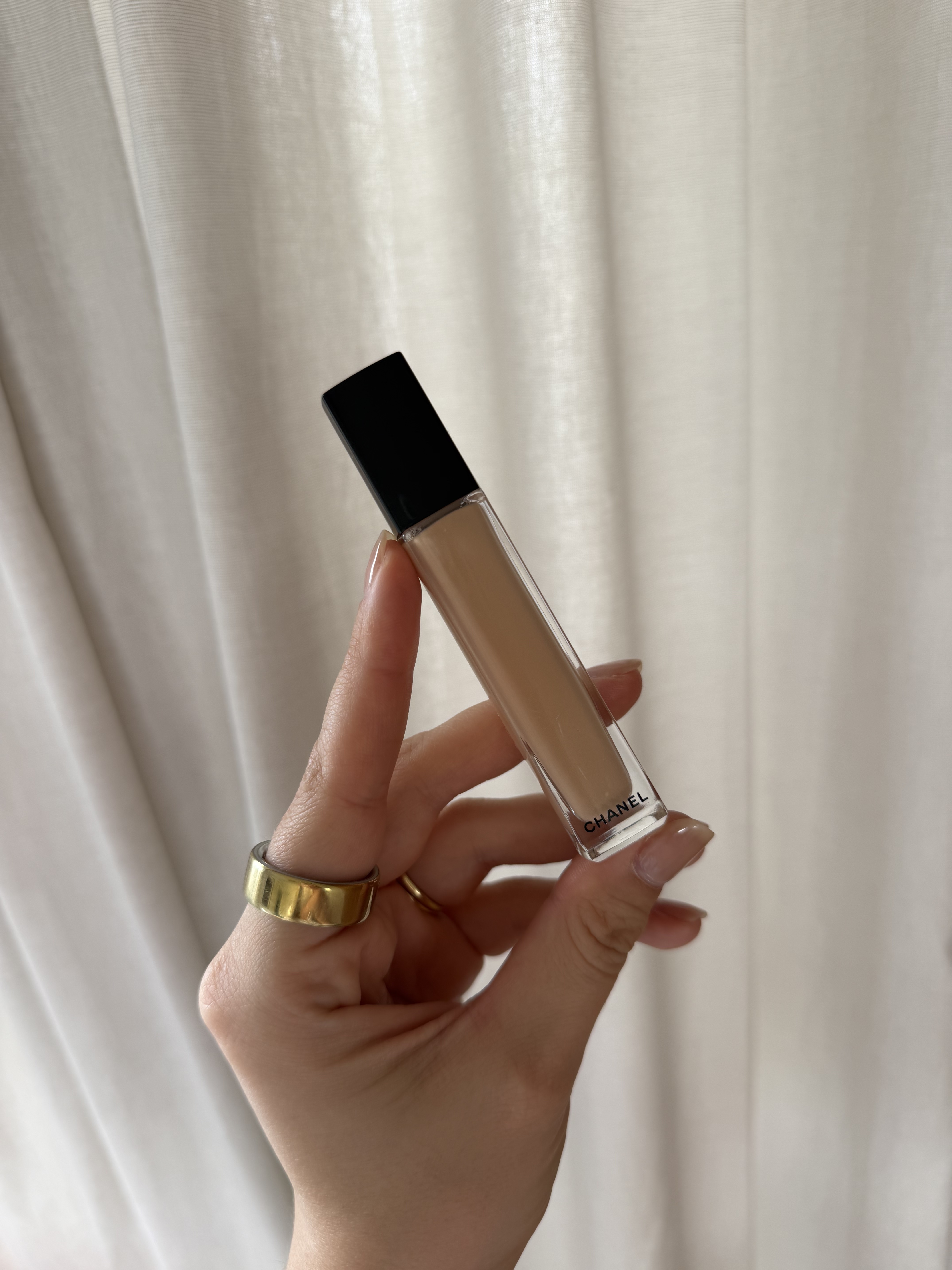 Shannon Lawlor using Chanel Les Beiges Serum Concealer