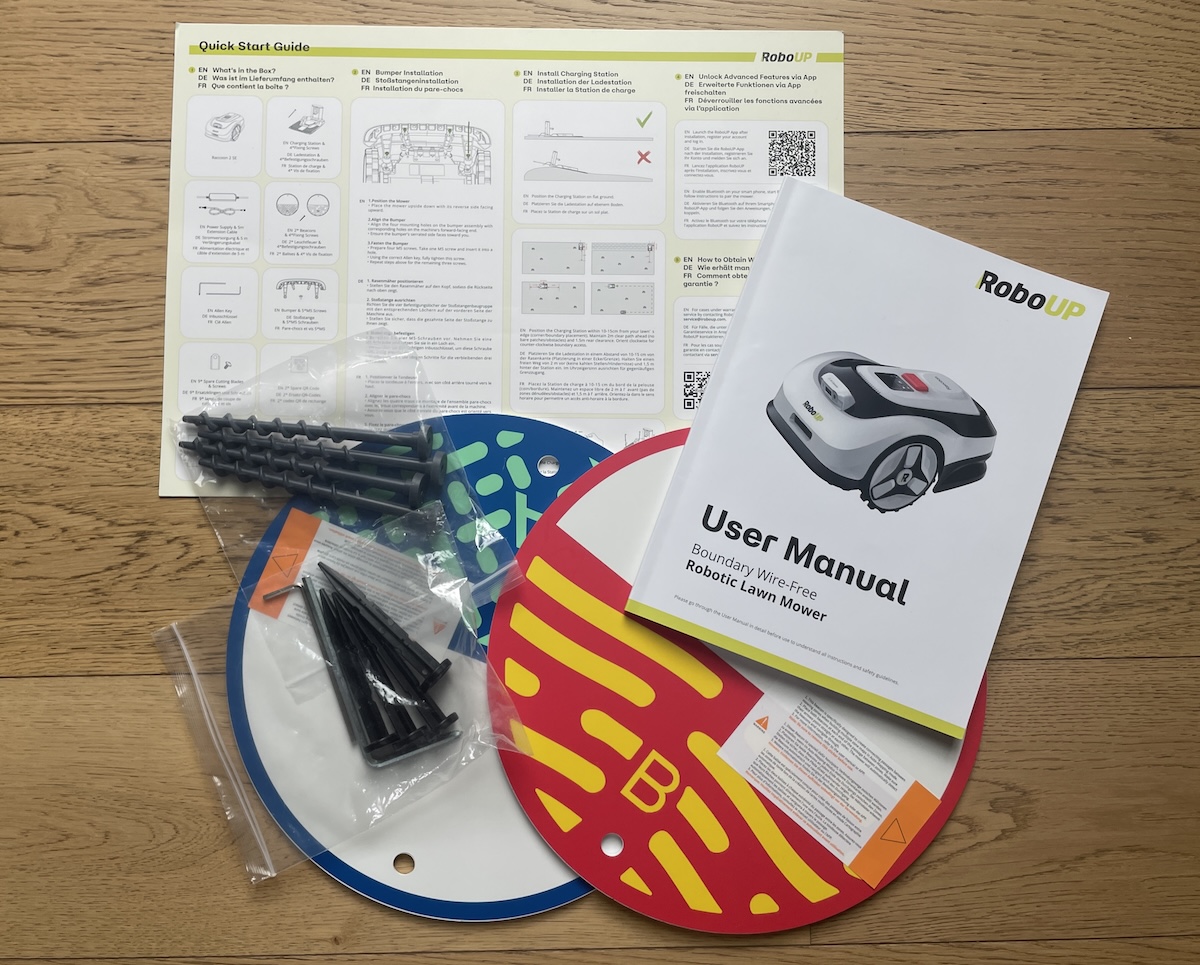 les &amp;eacute;l&amp;eacute;ments livr&amp;eacute;s avec le robot tondeuse raccoon 2 SE de roboUp