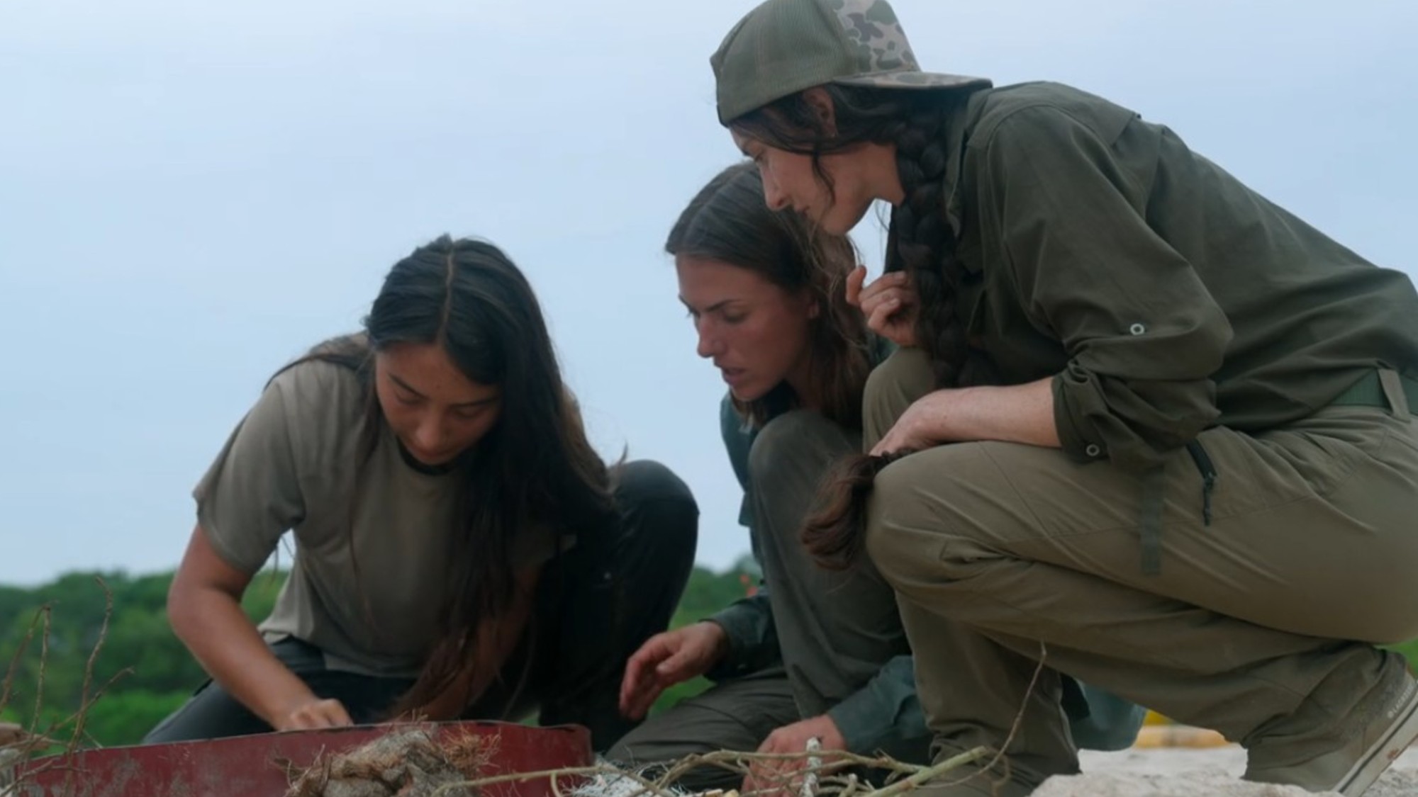Maddy Jones, Nikki Hru, and Leiya Pillitteri making fire in Outlast: The Jungle