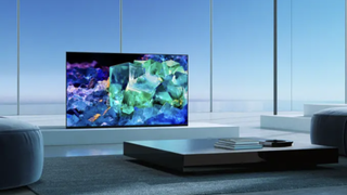 En TV av typen Sony XR-A95K TV i et oppholdsrom.