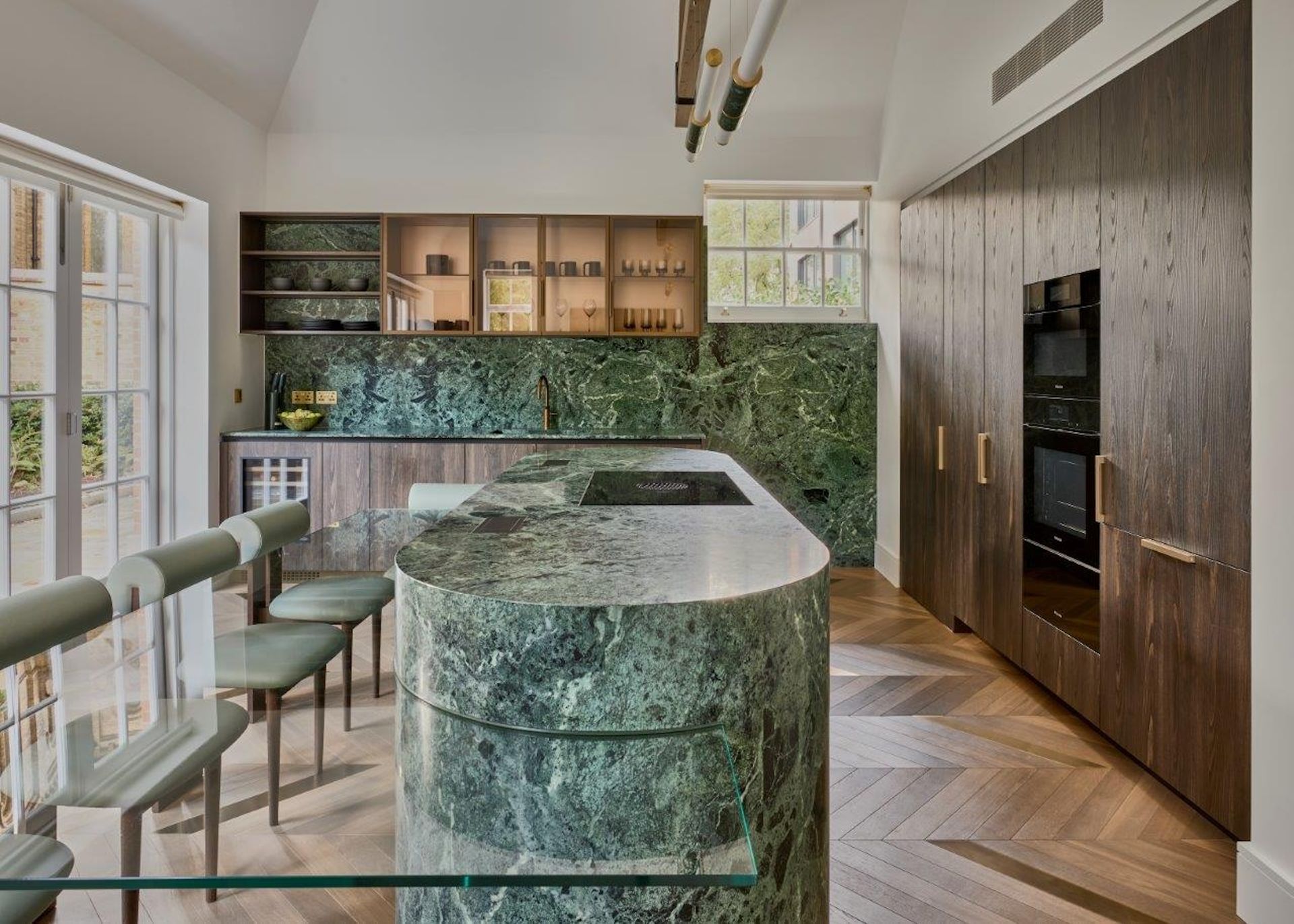 10 Ways to Make a Statement With Curved Kitchen Islands | Livingetc