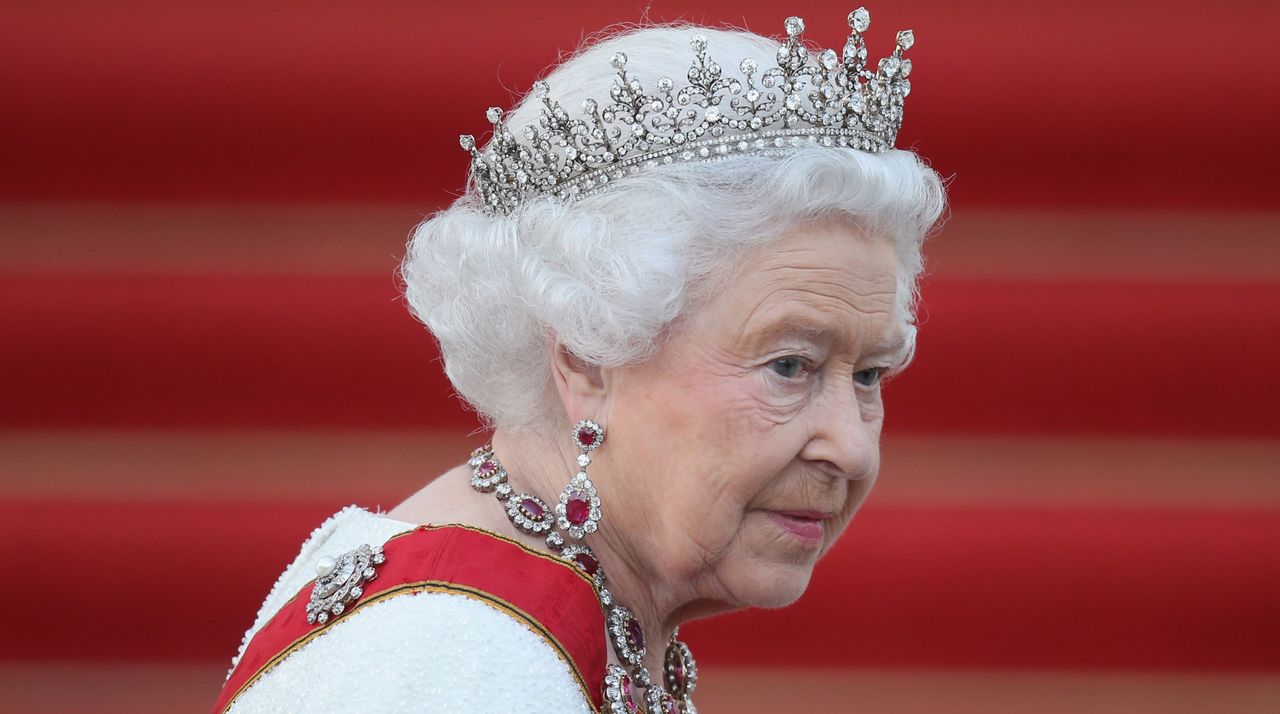 Queen Elizabeth II arrives for the state banquet in her honour at Schloss Bellevue palace on the second of the royal couple&#039;s four-day visit to Germany on June 24, 2015 in Berlin, Germany. 