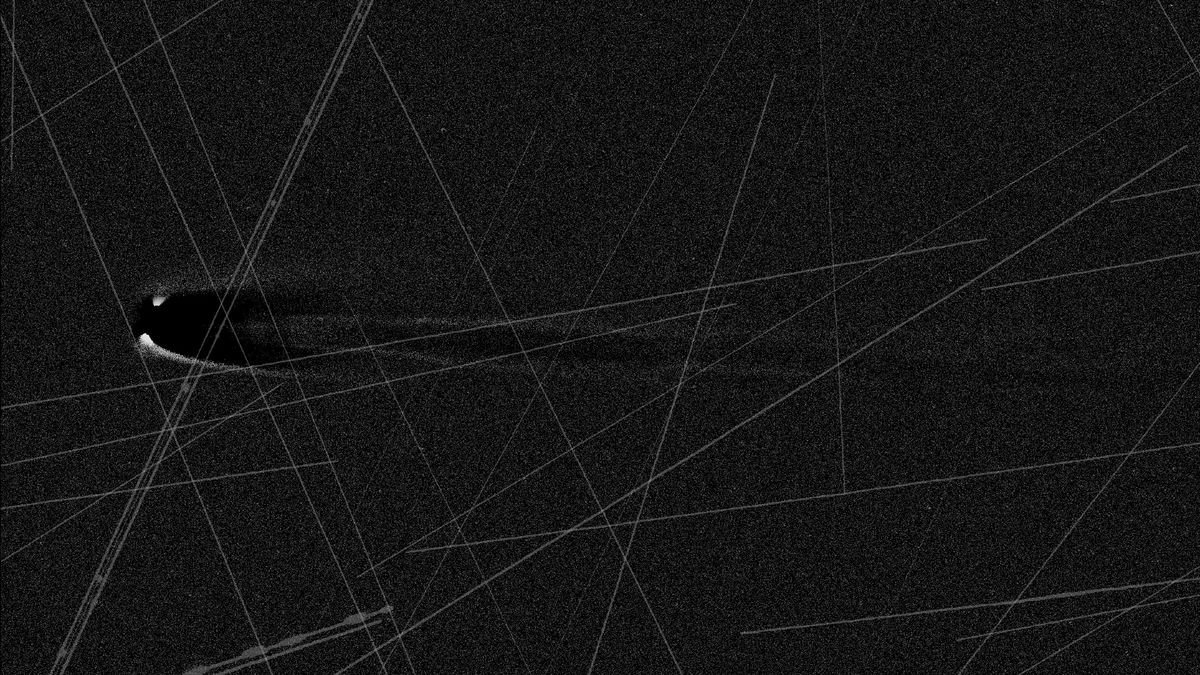 Comet Lemmon photos are plagued by satellite streaks. Here's how amateur astronomers face the problem