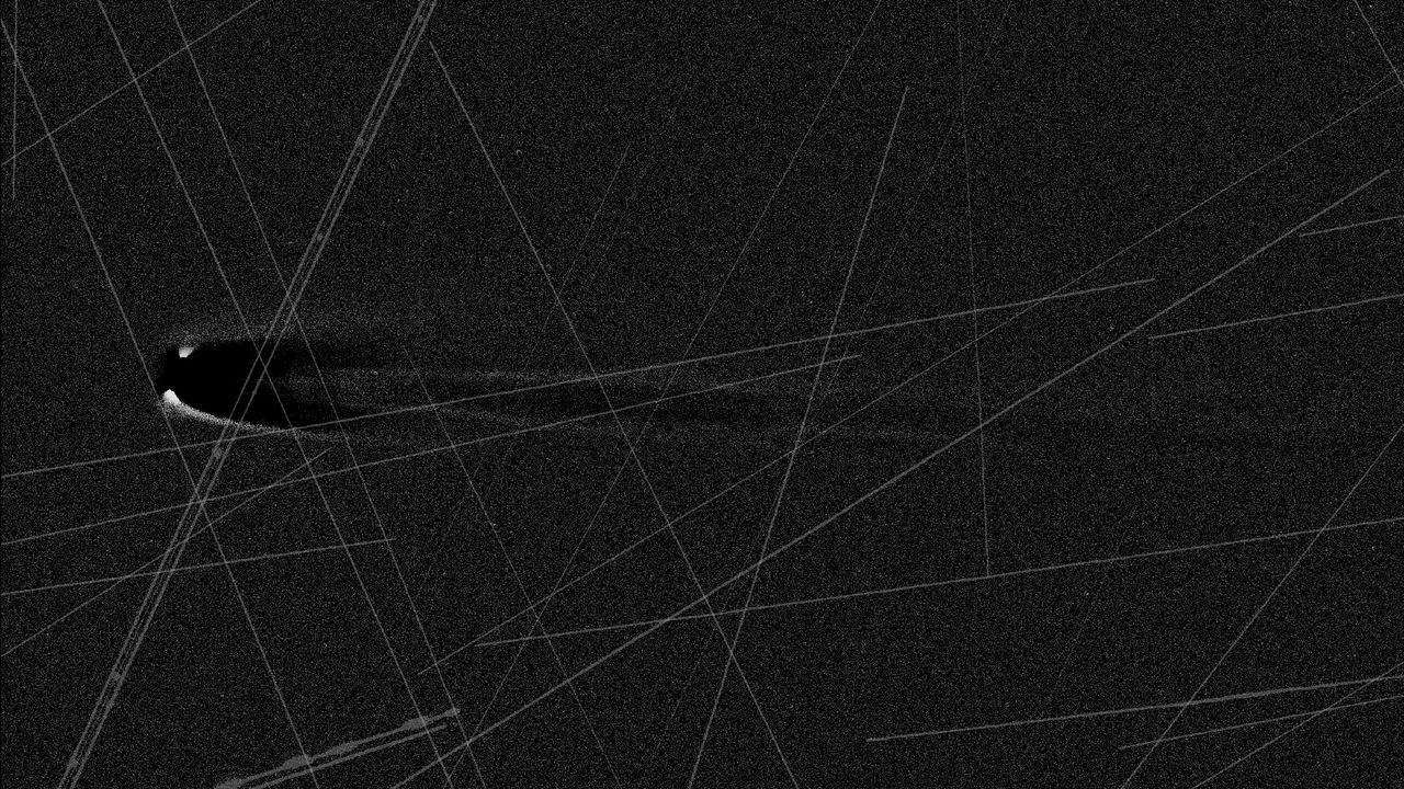Comet Lemmon photos are plagued by satellite streaks. Here's how amateur astronomers face the problem