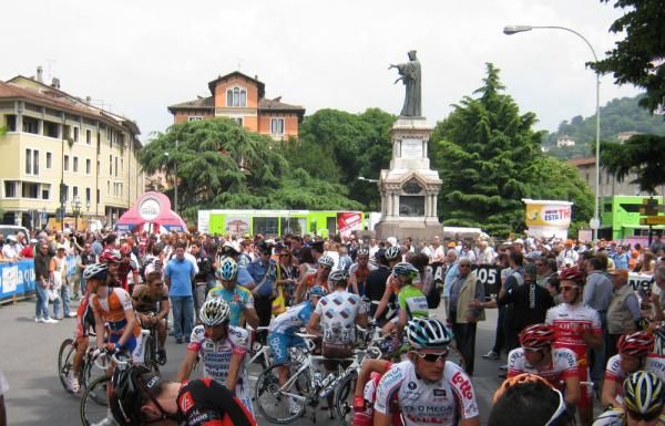 The peloton gathers for the start in Brescia
