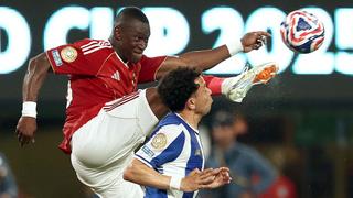 Al Ahly's Malian midfielder #23 Aliou Dieng and FC Porto's Brazilian forward #11 Pepe fight for the ball during the FIFA Club World Cup 2025 Group A football match between Portugal's Porto FC and Egypt's Al-Ahly at the MetLife stadium in East Rutherford, New Jersey on June 23, 2025. 