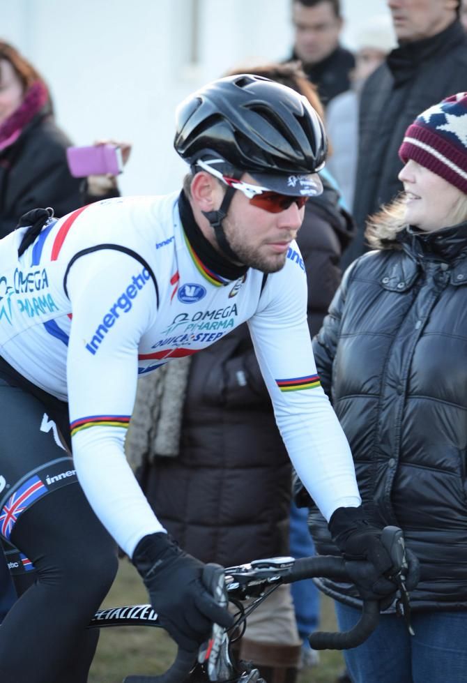 Mark Cavendish rolls to the start line