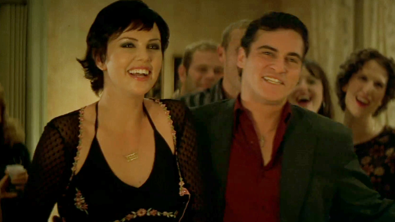 Charlize Theron and Joaquin Phoenix in The Yards