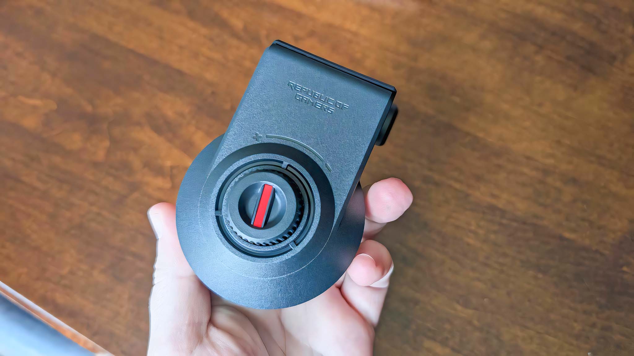 The back part of the ASUS ROG Aura Monitor Light Bar being held in a hand. 