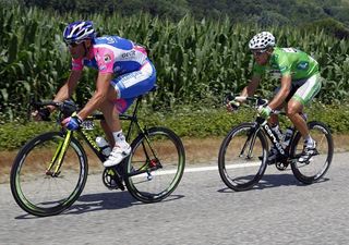 Alessandro Petacchi (Lampre - Farnese Vini) and Thor Hushovd (Cervelo TestTeam) are locked in a tight battle for the green jersey.