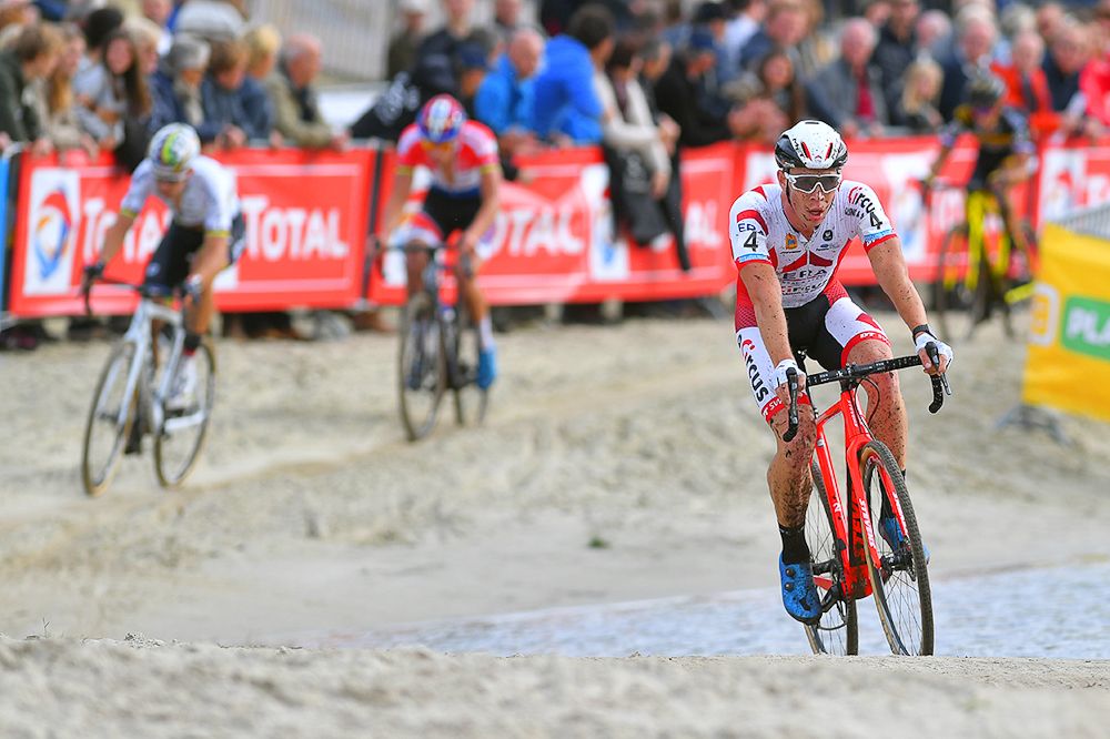 Laurens Sweeck makes his way through the sand