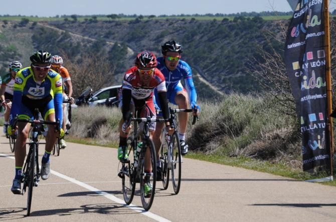 Su&aacute;rez Due&ntilde;as Sokolov sprinting for the mountains points