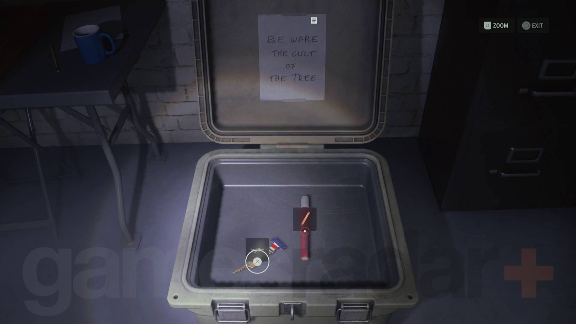 Klucz do latarni morskiej Alan Wake 2 w skrytce kultowej w pomieszczeniu z dowodami