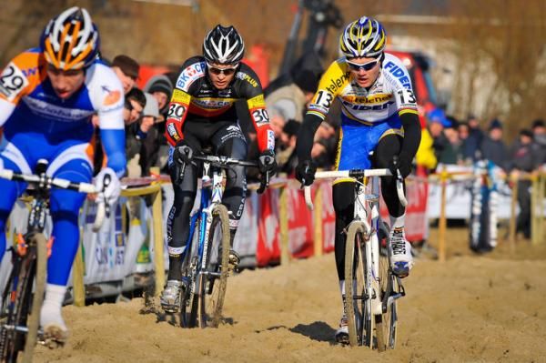 Belgian U23 champion Wietse Bosmans (BKCP-Powerplus) and Arnaud Jouffroy (Telenet-Fidea) in the sand.