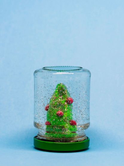 DIY Upside Down Mason Jar Snow Globe With Christmas Tree Inside