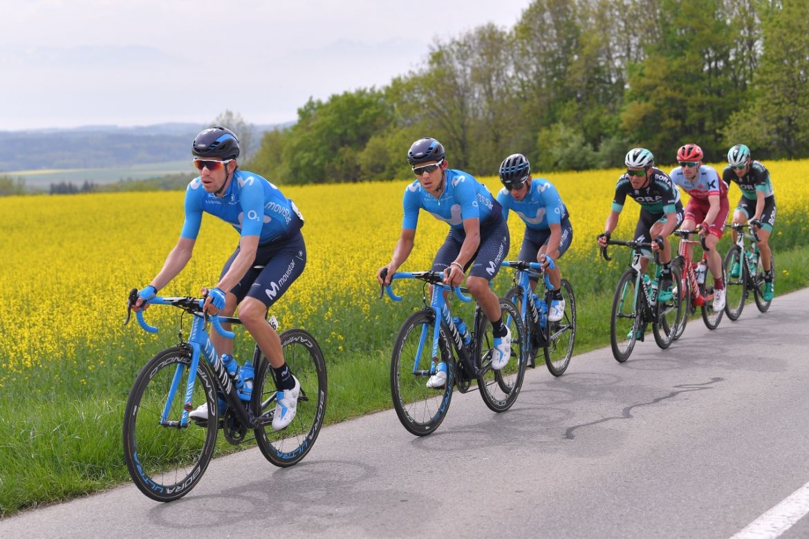 Movistar amasses near the front