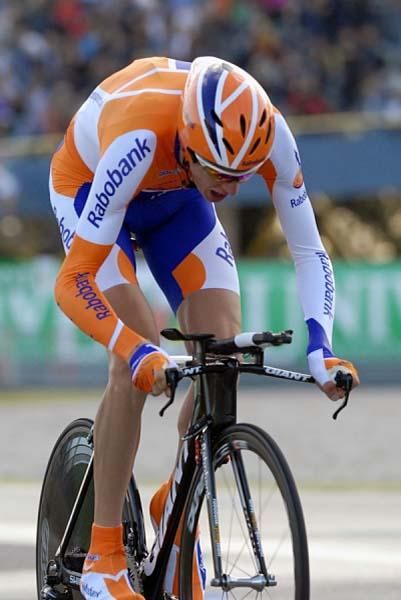 Robert Gesink (Rabobank) pushes the pace.