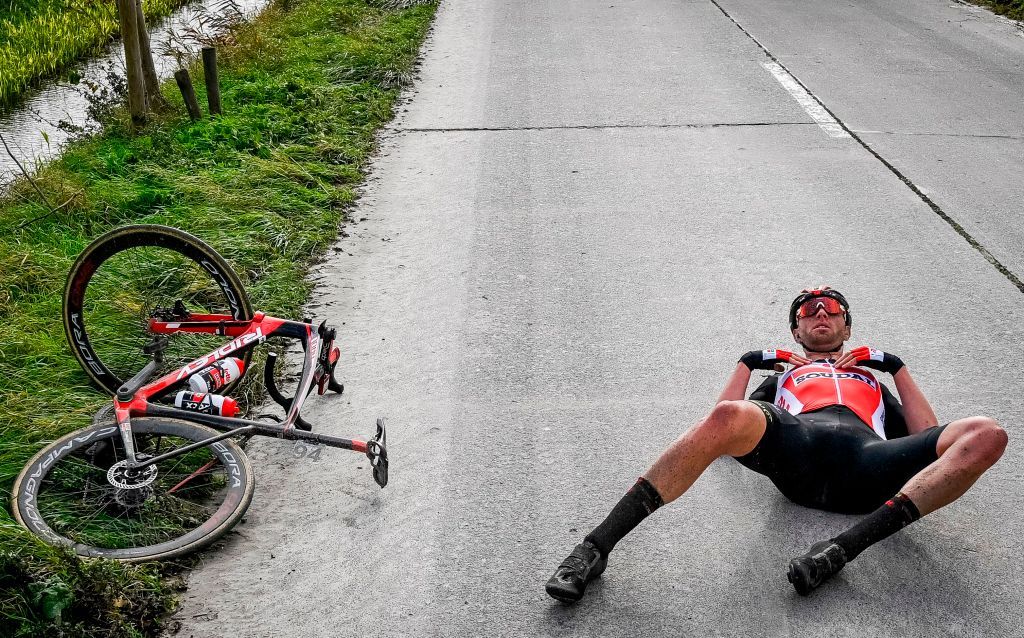 Frederik Frison (Lotto Soudal) crashed in the Driedaagse De Panne
